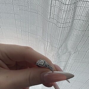 Elegant white gold Diamond Ring